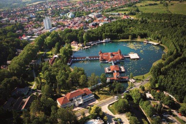 Bad Hévíz / Ungarn · Thermalsee – Luftbild Sommer