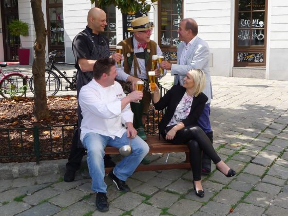 Stefan Lichtenegger (Vienna 1st/ GO!WIEN), Michael Böhm (Chefkoch Landgasthaus Böhm), Conrad Seidl („Bierpapst“), Vlatka Bijelac (Gastronomin, Beef & Glory), Peter Dobcak (WKO) Stoßen auf die erste Wiener Bierwoche an: Stefan Lichtenegger (Vienna 1st/ GO!WIEN), Michael Böhm (Chefkoch Landgasthaus Böhm), Conrad Seidl („Bierpapst“), Vlatka Bijelac (Gastronomin, Beef & Glory), Peter Dobcak (WKO)