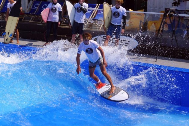 Spektakuläre Surfshow der Profis bei der Eröffnung der Mulitplex CityWave @ Nino Rainaldi