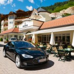 Tesla vor dem Hotel