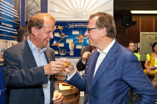 Generaldirektor Markus Liebl und Wirtschaftslandesrat Christian Buchmann Generaldirektor Brau Union Österreich AG Markus Liebl und Wirtschaftslandesrat Christian Buchmann