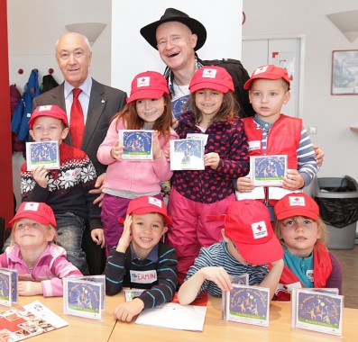 CD-Präsentation Dr. Karl Skyba, Präsident des Wiener Roten Kreuzes und Musical-Star Gernot Kranner bei der Präsentation der neuen Kinderlieder-CD zugunsten der Kinderprojekte des Roten Kreuzes