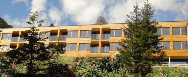 Gradonna ****s Mountain Resort, Hotel mit Bäumen