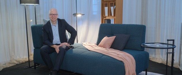 Grünbeck Möbel | Stefan Grünbeck auf dem Tagesbett Silence von Treca Paris bei der Home Depot 2022