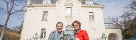 Kaiserhaus Baden | Ausstellung Sehnsucht nach Baden 2022 | Museumsleiterin Ulrike Scholda und Kuratorin Marie-Theres Arnbom vor der Villa Benbassat