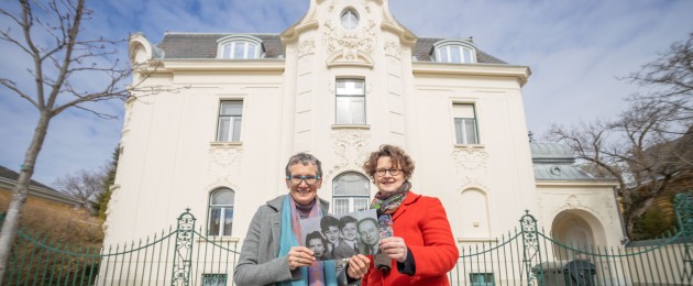 Kaiserhaus Baden | Ausstellung Sehnsucht nach Baden 2022 | Museumsleiterin Ulrike Scholda und Kuratorin Marie-Theres Arnbom vor der Villa Benbassat