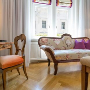 Hotel Kaiserhof Wien | Eleganter Sitzbereich der Superior Romantik Suite