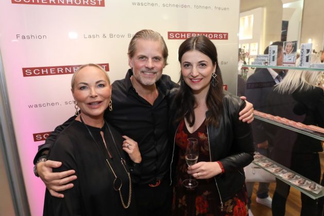 Lash & Brow Bar bei Salon Schernhorst 1150 Wien Eröffnung - Iva und Gert Schernhorst mit Anna Mandl, Junior Brand Manager von RefectoCill