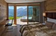 Schlafraum mit Jacuzzi | Maierl-Alm & Chalets