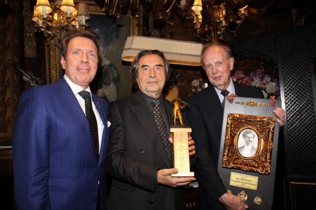 Peter Widholz (l.) und Werner Resel (r.) überreichen im marchfelderhof den Goldenen Johann Strauss 2017 an Riccardo Muti.