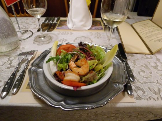 Italiensiches Gala-Menü in Tricolore im Marchfelderhof, Salat mit Garnelen