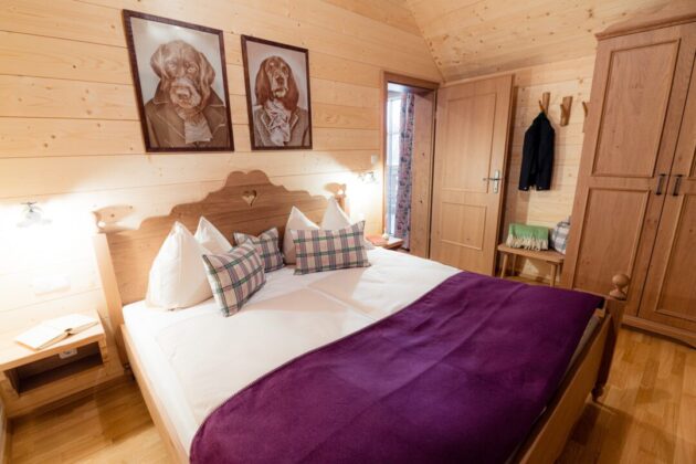 Stilbewusstes Doppelbett im Haus Toplitzsee Narzissendorf Zloam | Grundlsee | Ausseerland | Steiermark | Stilbewusstes Doppelbett im Haus Toplitzsee