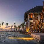 Poolbar und Pizzeria „Joie De Vivre“ bei Sonnenuntergang