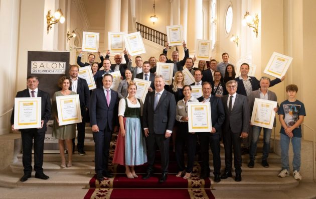 Die strahlenden Sieger des SALON Österreich Wein 2021 mit NR Johannes Schmuckenschlager (Weinbaupräsident), Weinkönigin Diana I., Chris Yorke (ÖWM Geschäftsführung) und Gerhard Wohlmuth (ÖWM Aufsichtsratsvorsitz) Die Österreich Wein Marketing SALON Österreich Wein Sieger 2021