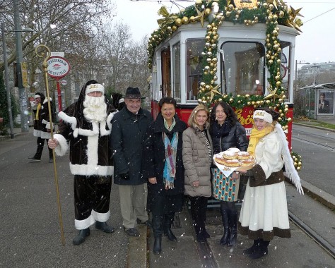 Ströck-Weihnachtsbim 2013 Ströck-Weihnachtsbim 2013 – Direktor der Wiener Linien Günter Steinbauer, Vizebgm. Renate Brauner, Irene Ströck & GF der Krebshilfe Wien Gaby Sonnbichler