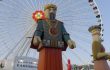 Prater Wien, der generalsanierte Calafatiplatz in neuem Glanz · die 9 Meter hohen Kunststoff-Figuren aus dem Jahr 1967 – „Großer Chineser“ und „Fortuna“