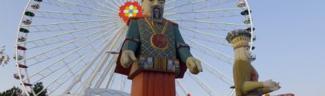 Prater Wien, der generalsanierte Calafatiplatz in neuem Glanz · die 9 Meter hohen Kunststoff-Figuren aus dem Jahr 1967 – „Großer Chineser“ und „Fortuna“