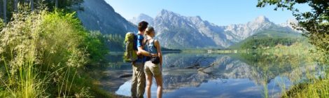 Oberösterreich · Pärchen Wanderer am Almsee