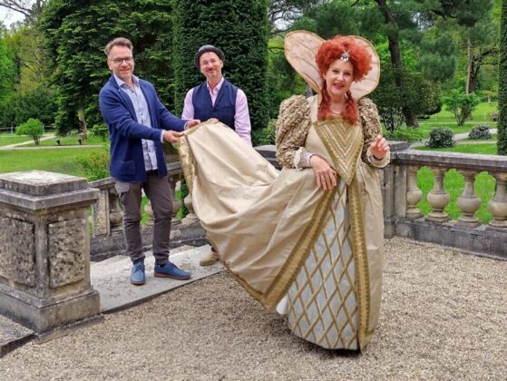 Elisabeth Engstler mit dem musikalischen Leiter Alexander Kuchinka und dem Regisseur und Bühnenbildner Marcus Ganser Sommernachtskomödie Rosenburg 2023 Elisabeth Engstler