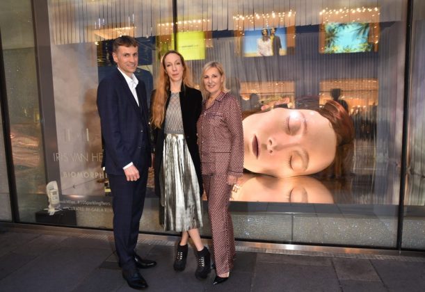 Stefan Isser, Iris van Herpen und Carla Rumler bei der Eröffnung Biomorphism von Iris van Herpen im Swarovski Kristallwelten Store Wien · Stefan Isser, Iris van Herpen und Carla Rumler der Eröffnung
