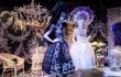 Die klirrend kalten Frauen von Susanne Bisovsky in den Swarovski Kristallwelten Stores