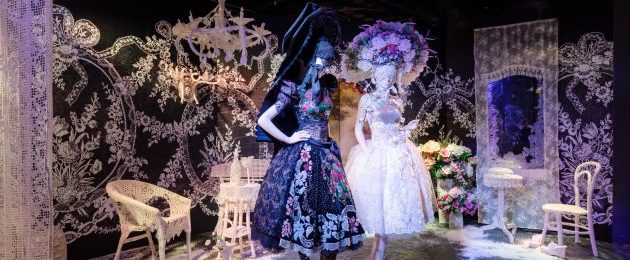 Die klirrend kalten Frauen von Susanne Bisovsky in den Swarovski Kristallwelten Stores