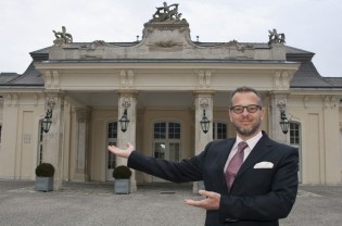 Bernd R. Bienert vor dem Laxenburger Schlosstheater