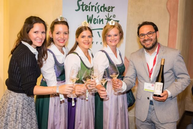 Steirische Riedenverkostung • Stefan Potzinger (Obmann Wein Steiermark) mit Weinköniginen