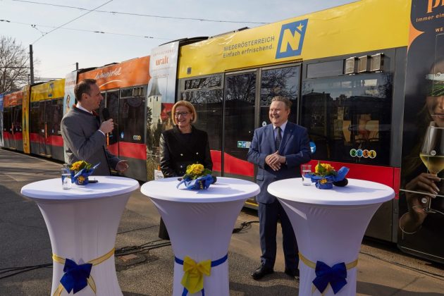 Weinviertler Akzente in Wien 2022 Straßenbahn-Branding | Niederösterreichs Tourismuslandesrat Jochen Danninger, Niederösterreichs Landeshauptfrau Johanna Mikl-Leitner, Wiens Bürgermeister Michael Ludwig