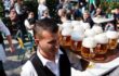 Wiener Prater Schweizerhaus Kellner mit Bierkrügen