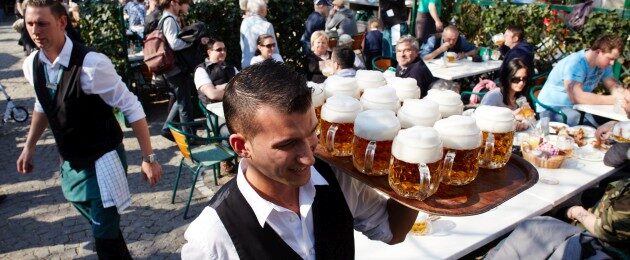 Wiener Prater Schweizerhaus Kellner mit Bierkrügen