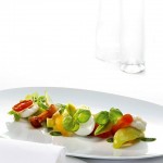 Bunte Paradeiser mit Avocado Burrata und Basilikum