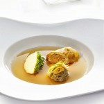 Consommé mit wiener Suppeneinlagen (Griessnockerl, Kalbsleberknödel, Fleischstrudel)