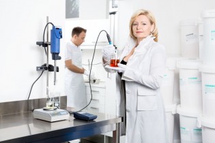 luise koefer im labor vinoble cosmetics