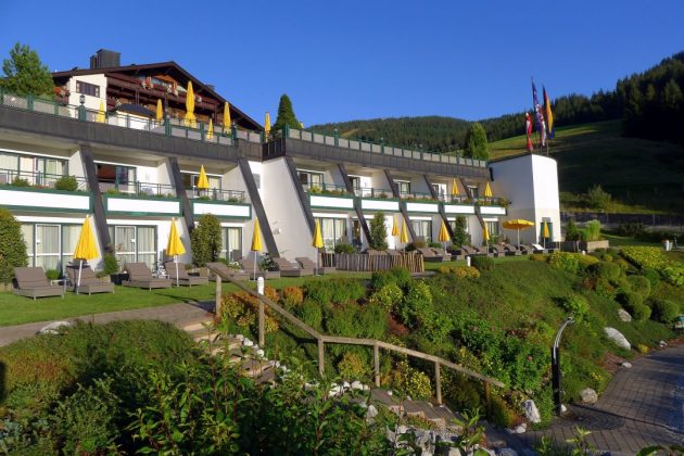 Übergossene Alm Resort · Dienten am Hochkönig · Salzburger Land · Gartenzimmer mit Sonnenterasse